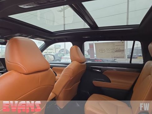 New 2026 Toyota Highlander Platinum image 26