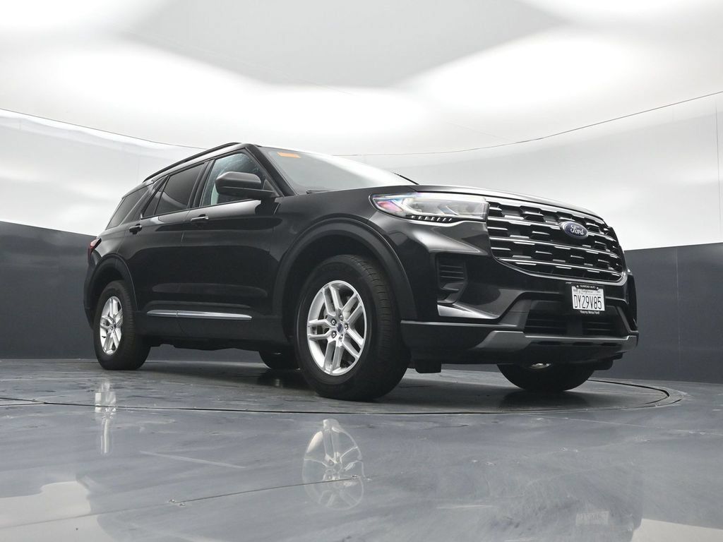 Used 2025 Ford Explorer Active AWD/4WD image 46