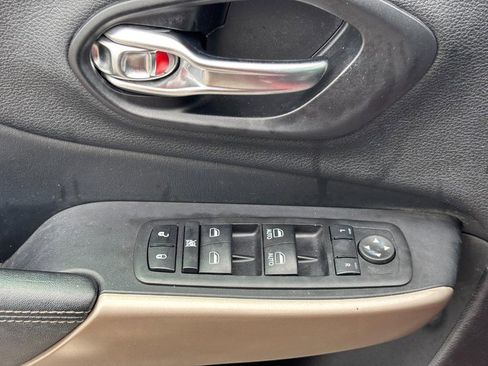Used 2017 Jeep Cherokee Limited AWD/4WD image 18