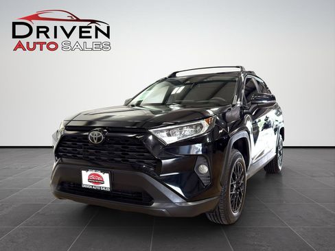 Used 2019 Toyota RAV4 XLE FWD image 2