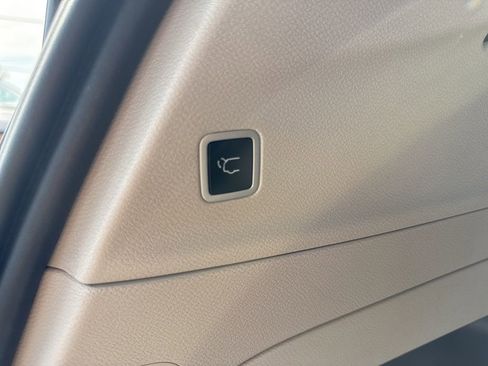 Used 2024 Chrysler Pacifica Touring-L FWD image 29