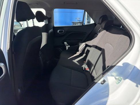 Certified 2025 Hyundai Venue SE image 30