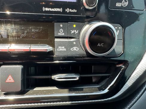 Used 2021 Toyota Highlander XSE FWD image 17