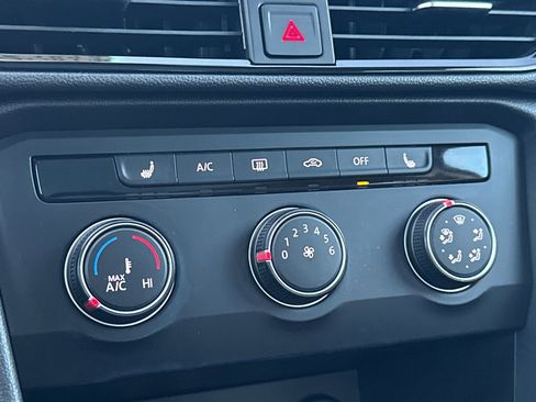 Certified 2022 Volkswagen Taos SE image 20