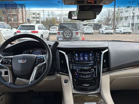 Used 2019 Cadillac Escalade ESV Premium Luxury image 9