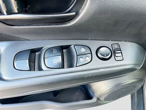 Used 2021 Nissan Kicks S image 17