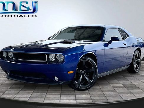 Used 2012 Dodge Challenger R/T RWD image 1