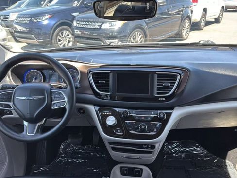 Used 2020 Chrysler Voyager Lxi image 20