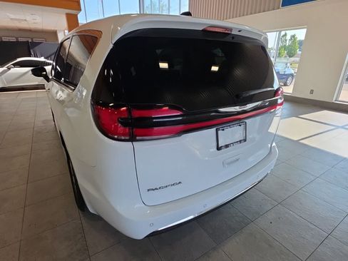 Used 2024 Chrysler Pacifica Touring-L FWD image 10