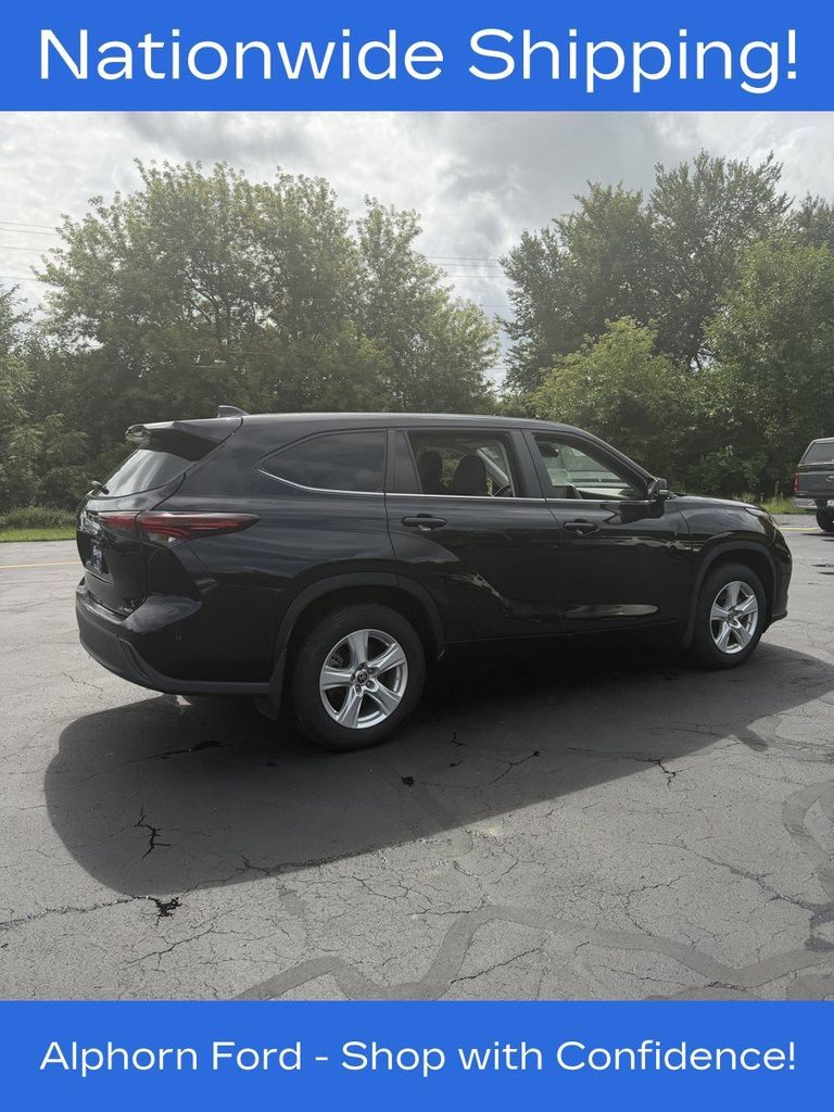 Used 2024 Toyota Highlander LE AWD/4WD image 9