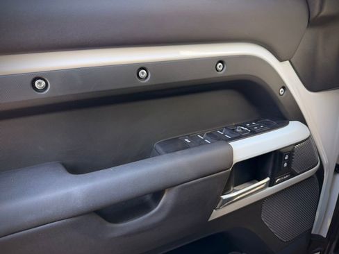 Used 2024 Land Rover Defender 110 X-Dynamic SE image 34