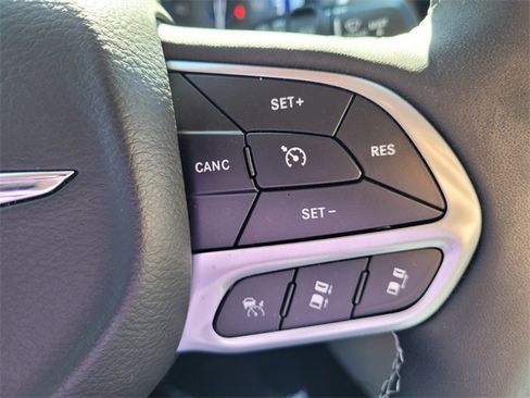 Certified 2024 Chrysler Pacifica Touring-L image 28