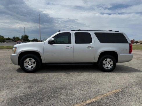 Used 2011 Chevrolet Suburban LS image 2