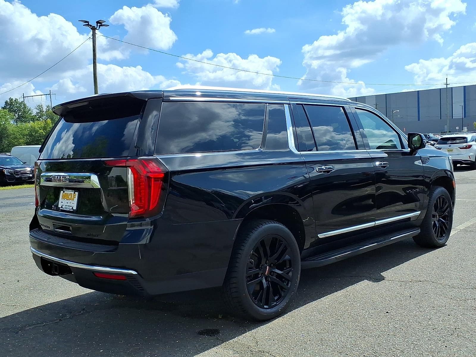 Certified 2023 GMC Yukon XL SLT w/ SLT Premium Package AWD/4WD image 6