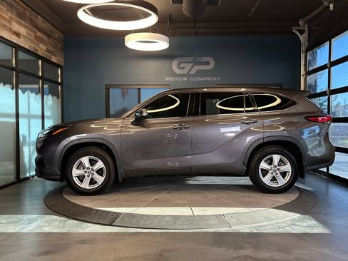 Used 2022 Toyota Highlander LE AWD/4WD image 6