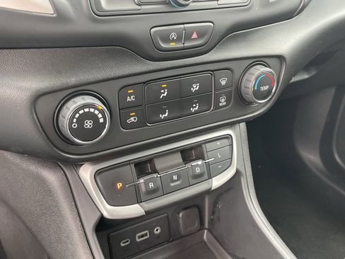 Used 2024 GMC Terrain SLE image 16