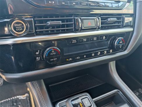 Used 2024 Nissan Pathfinder Platinum image 12