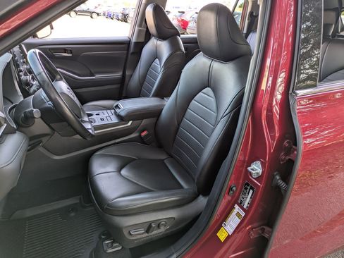 Used 2022 Toyota Highlander XLE image 13