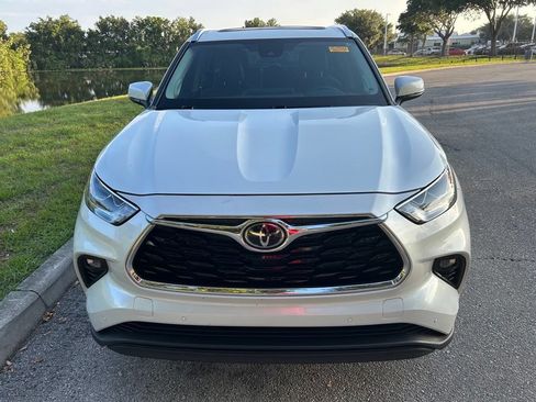 Used 2023 Toyota Highlander Limited FWD image 9