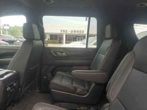 Used 2023 Chevrolet Suburban LT w/ Luxury Package RWD image 12