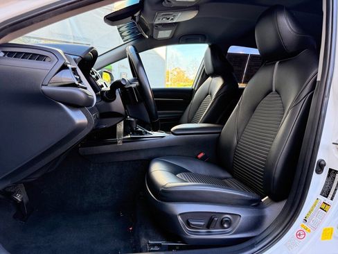 Used 2019 Toyota Camry image 16