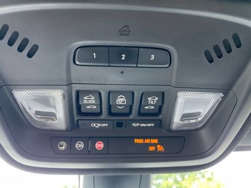 Used 2022 Chevrolet Traverse Premier AWD/4WD image 34