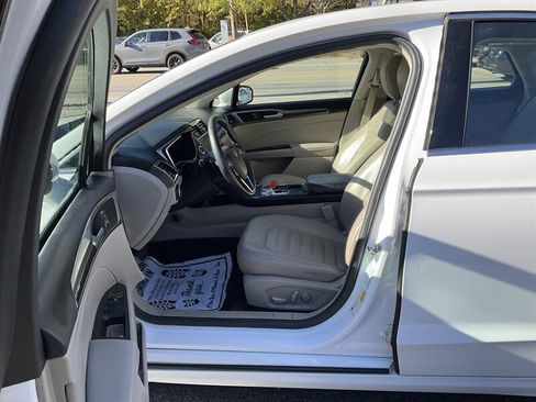 Used 2017 Ford Fusion SE w/ Fusion SE Technology Package image 16