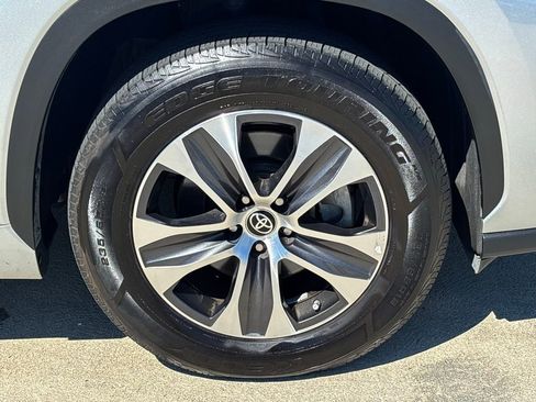 Used 2023 Toyota Highlander XLE image 30