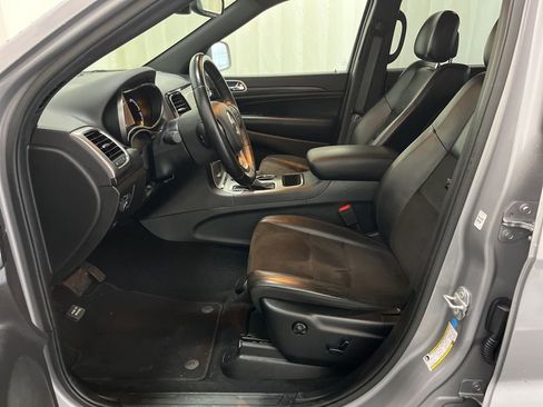 Used 2019 Jeep Grand Cherokee Altitude AWD/4WD image 4
