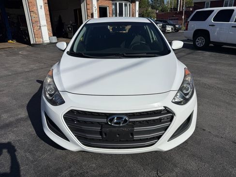 Used 2017 Hyundai Elantra GT FWD image 2