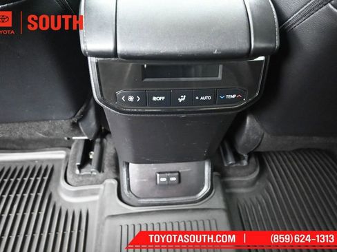Used 2024 Toyota Highlander XLE AWD/4WD image 28