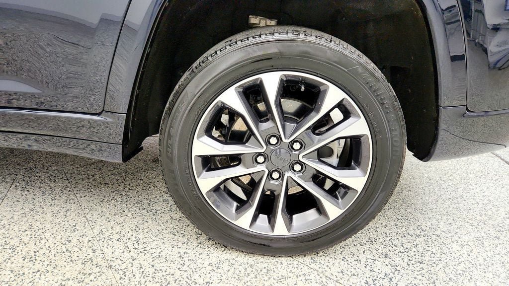 Used 2023 Jeep Grand Cherokee Overland AWD/4WD image 9