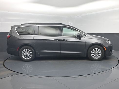 Used 2018 Chrysler Pacifica Touring Plus image 32