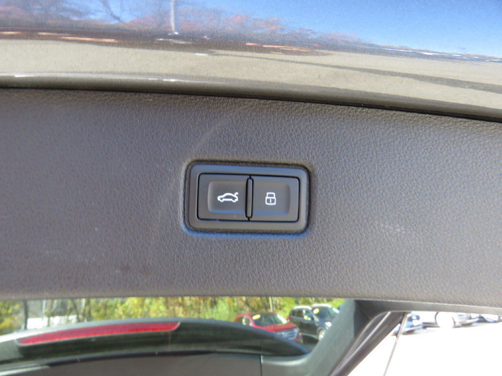 Used 2023 Audi Q7 3.0T Premium AWD/4WD image 19