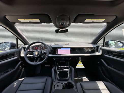 Used 2025 Porsche Cayenne image 34