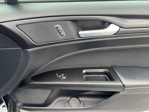 Used 2018 Ford Fusion SE w/ Fusion SE Technology Package FWD image 11
