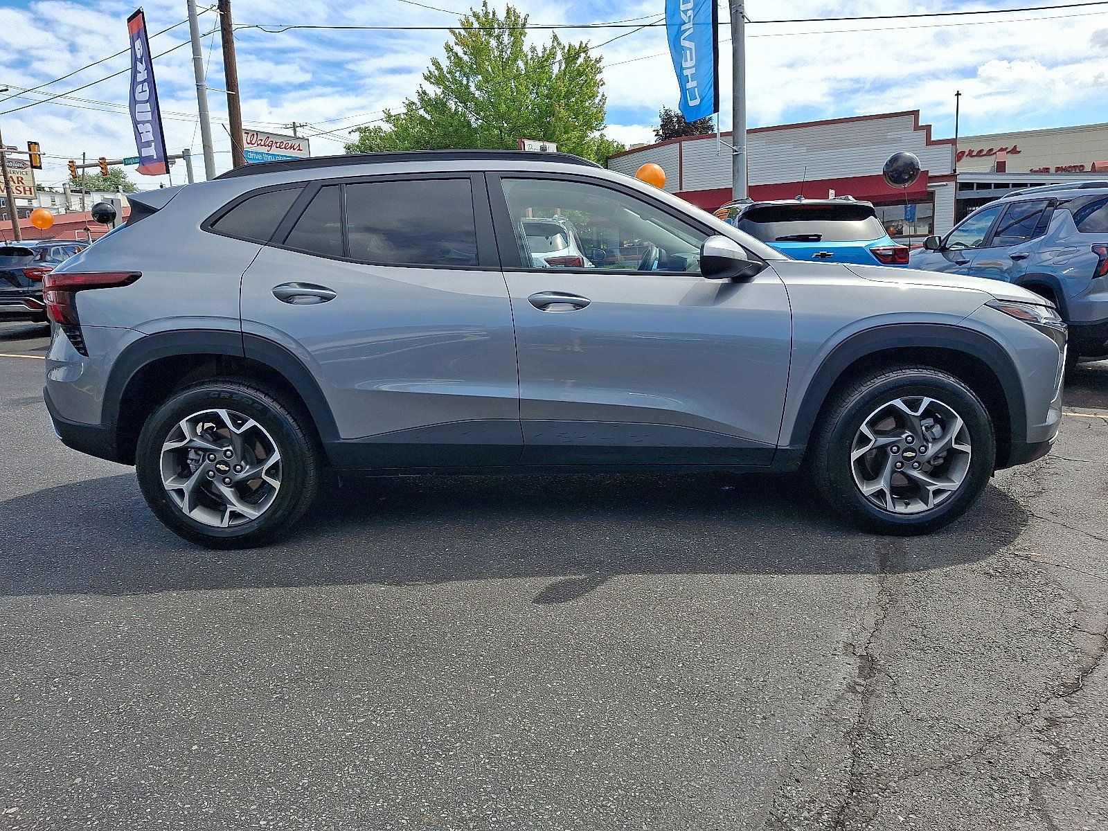 Used 2025 Chevrolet Trax LT FWD image 6