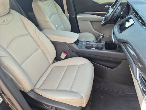Used 2019 Cadillac XT4 Luxury w/ Cold Weather Package FWD image 19