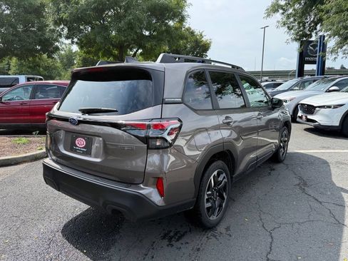 Used 2025 Subaru Forester Premium AWD/4WD image 6