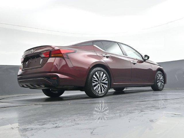 Used 2025 Nissan Altima 2.5 SV FWD image 32