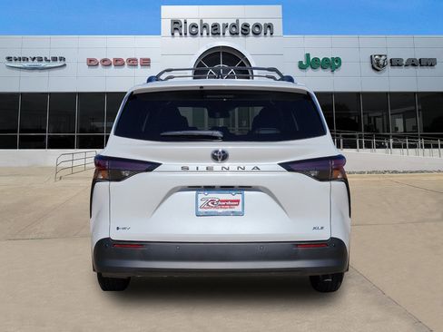 Used 2026 Toyota Sienna XLE image 3