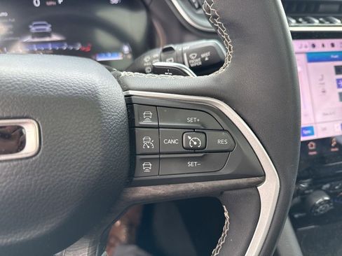 Used 2023 Jeep Grand Cherokee L Limited w/ Black Appearance Package image 17