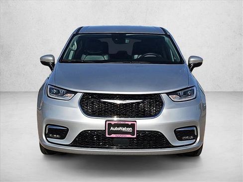 Used 2023 Chrysler Pacifica Touring-L FWD image 8