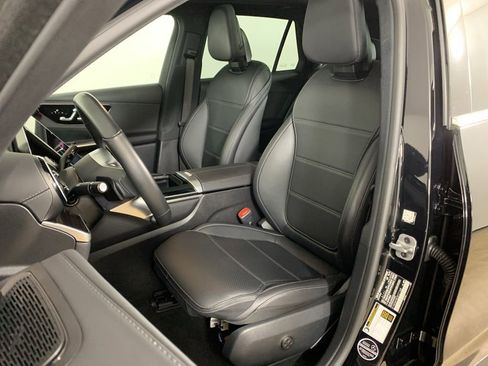 Used 2025 Mercedes-Benz GLC 300 4MATIC image 27