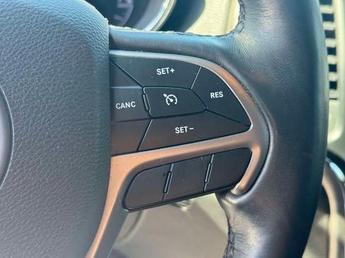 Used 2019 Jeep Grand Cherokee Laredo w/ Security & Convenience Group AWD/4WD image 22