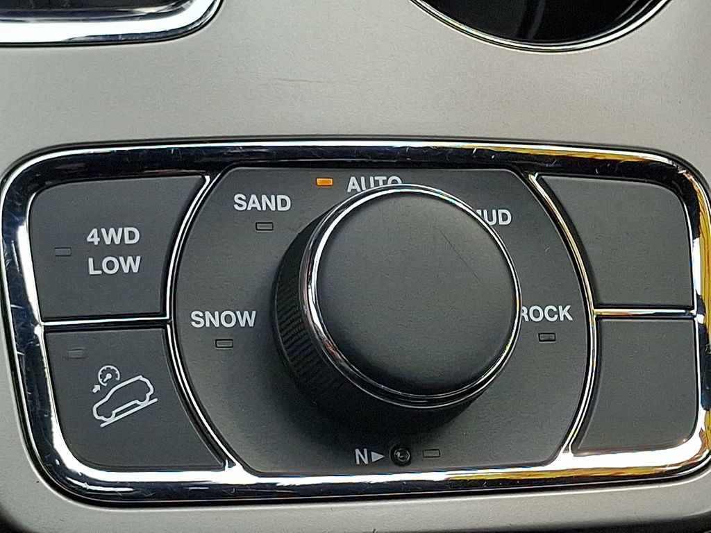 Used 2022 Jeep Grand Cherokee Laredo X AWD/4WD image 29