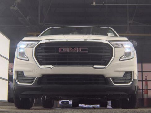 Used 2024 GMC Terrain SLE w/ Driver Convenience Package image 4