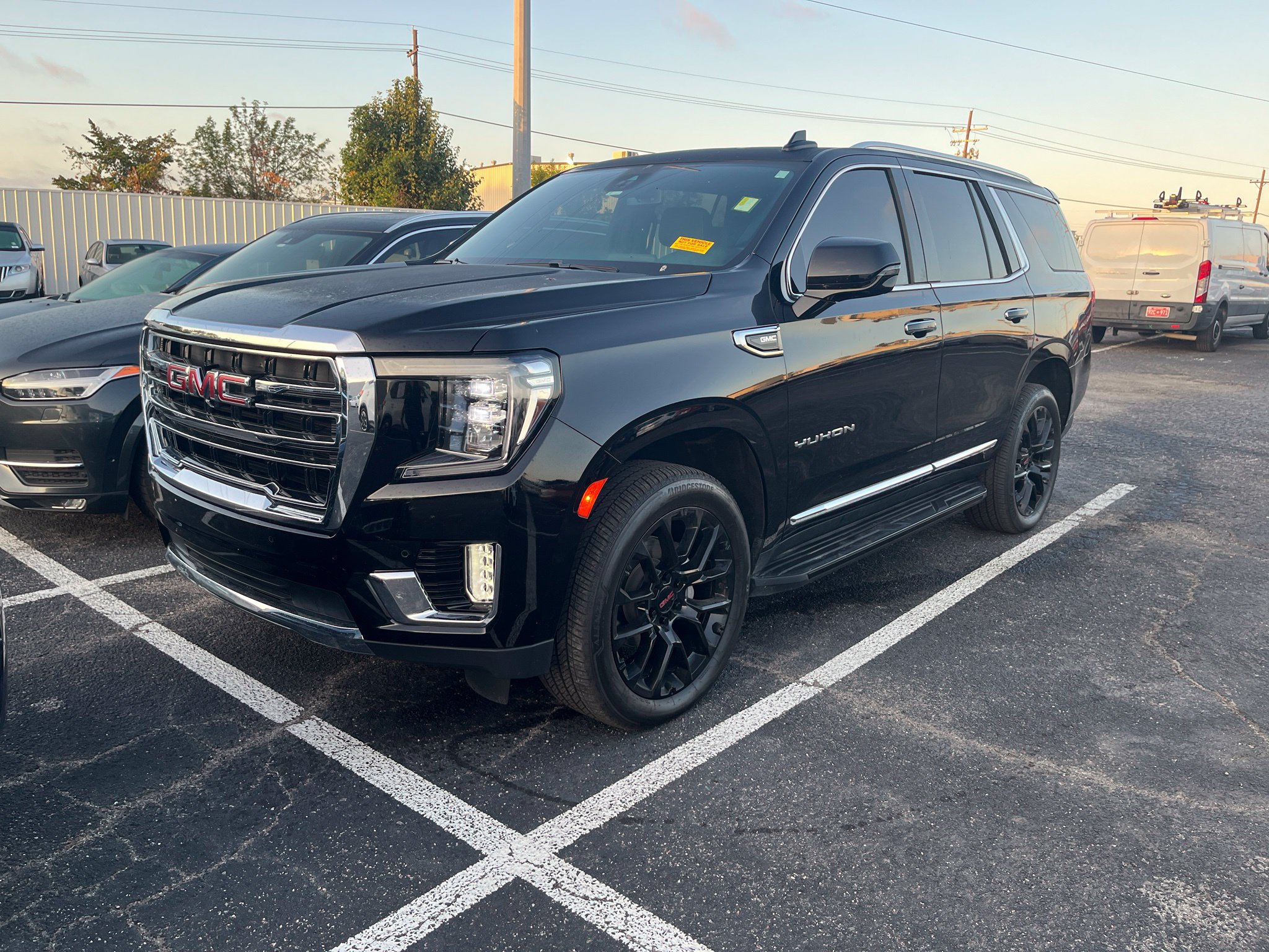 Used 2023 GMC Yukon SLT w/ SLT Premium Package AWD/4WD image 1