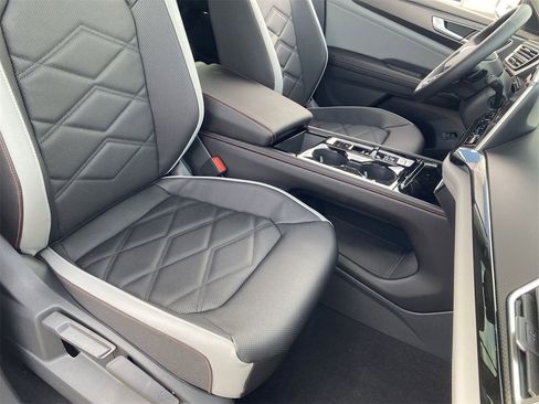 New 2026 Volkswagen Atlas Peak Edition image 7