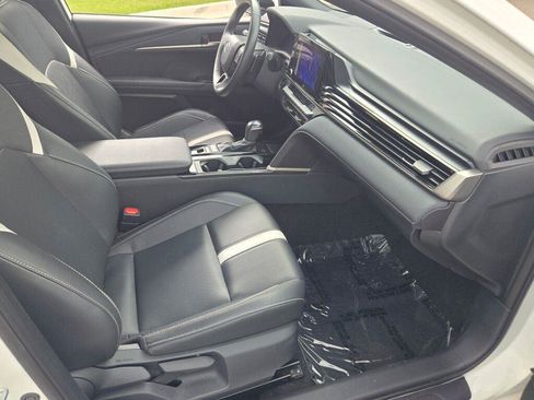 Used 2025 Toyota Camry SE FWD image 3